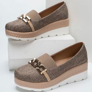 Metal decor court wedge